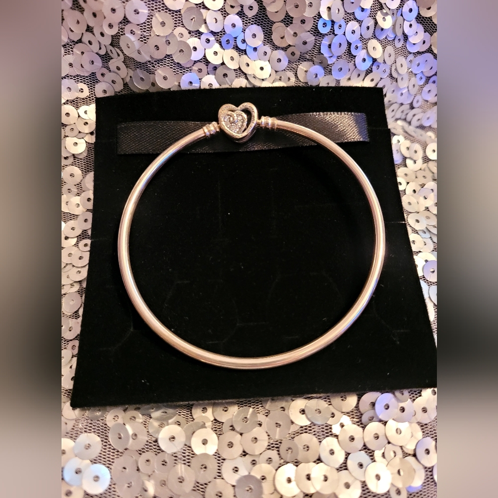Pandora Limited Ed. Pandora Moments Entwined Infinite Hearts Clasp Bangle NEW